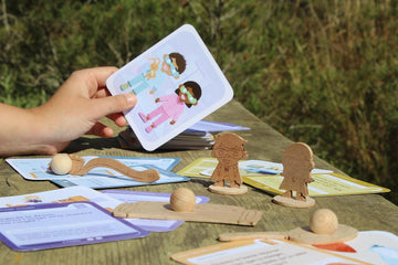 Enfant jouant avec un jeu éducatif coloré, développant ses compétences cognitives et motrices.