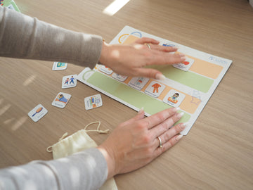 Enfant jouant avec un jeu éducatif pour apprendre les routines du quotidien