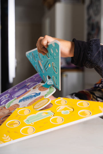 Enfant manipulant un jeu éducatif inclusif, concentré sur une tâche pour développer son autonomie.
