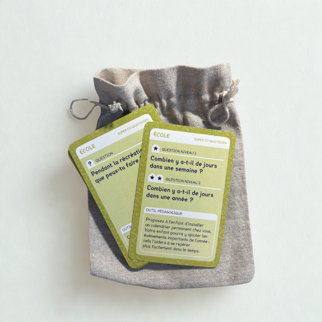 Contenu du jeu Mini Quotidien – École : cartes, plateau, pochon coton
