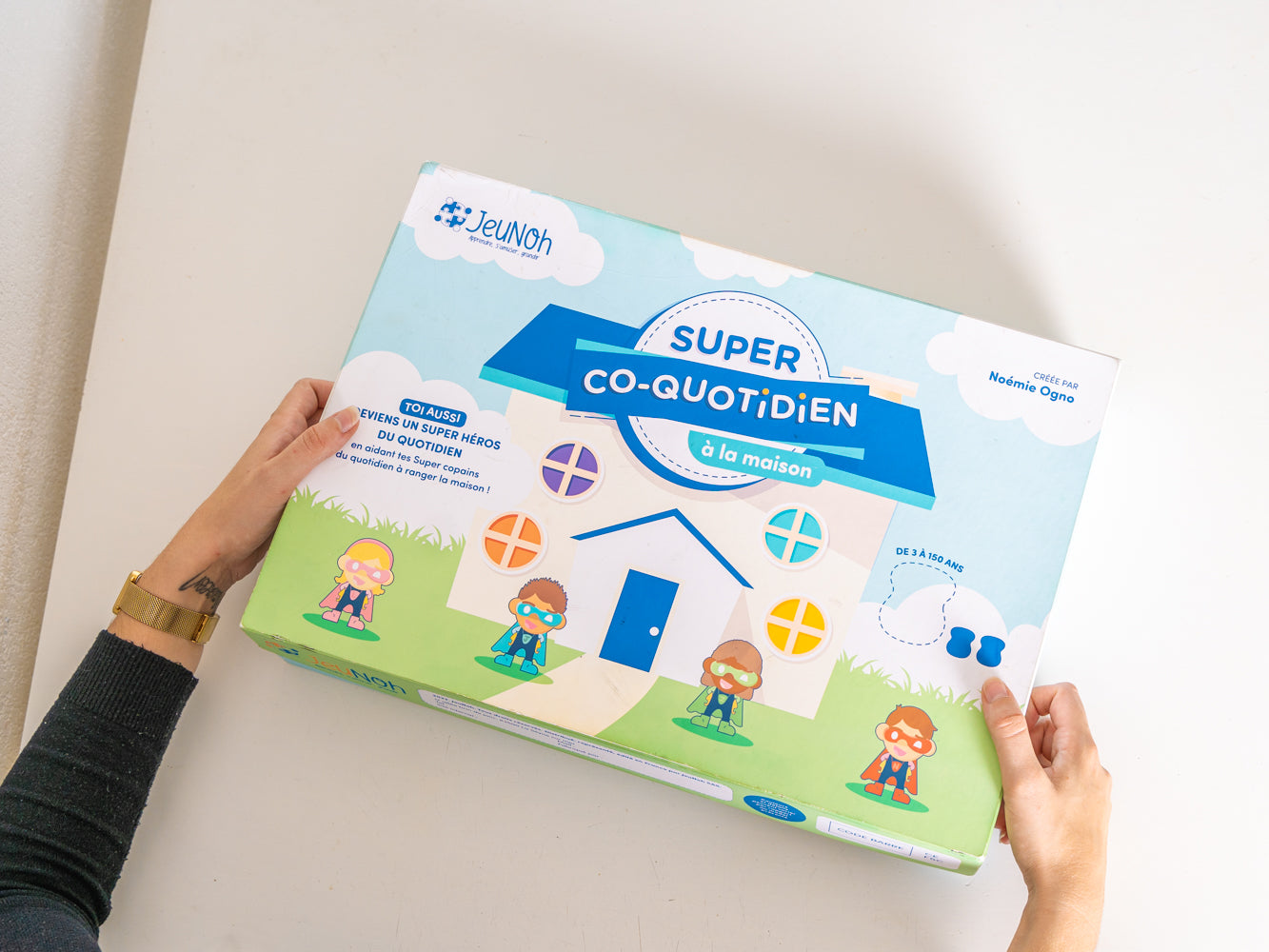 Enfant avec troubles cognitifs jouant à Super Co-quotidien, un jeu coopératif et inclusif, conçu pour les enfants avec TSA, DYS, et déficiences intellectuelles. jeu pour orthophoniste