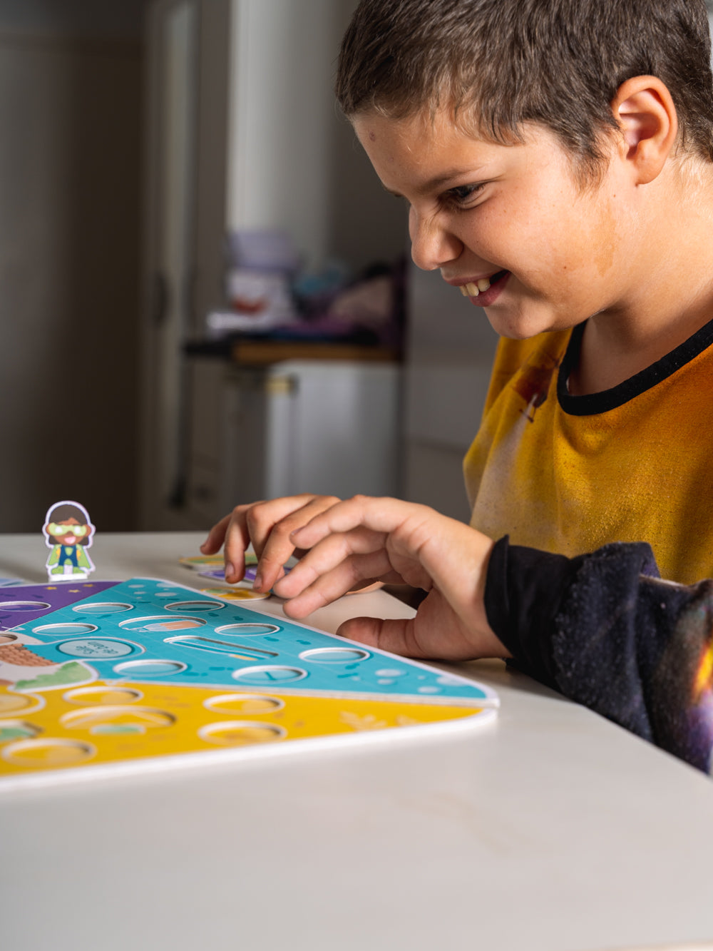 Enfant avec des besoins spécifiques jouant à Super Co-quotidien, un jeu adapté aux enfants avec TSA, TDAH, DYS et déficiences intellectuelles, enfant autiste