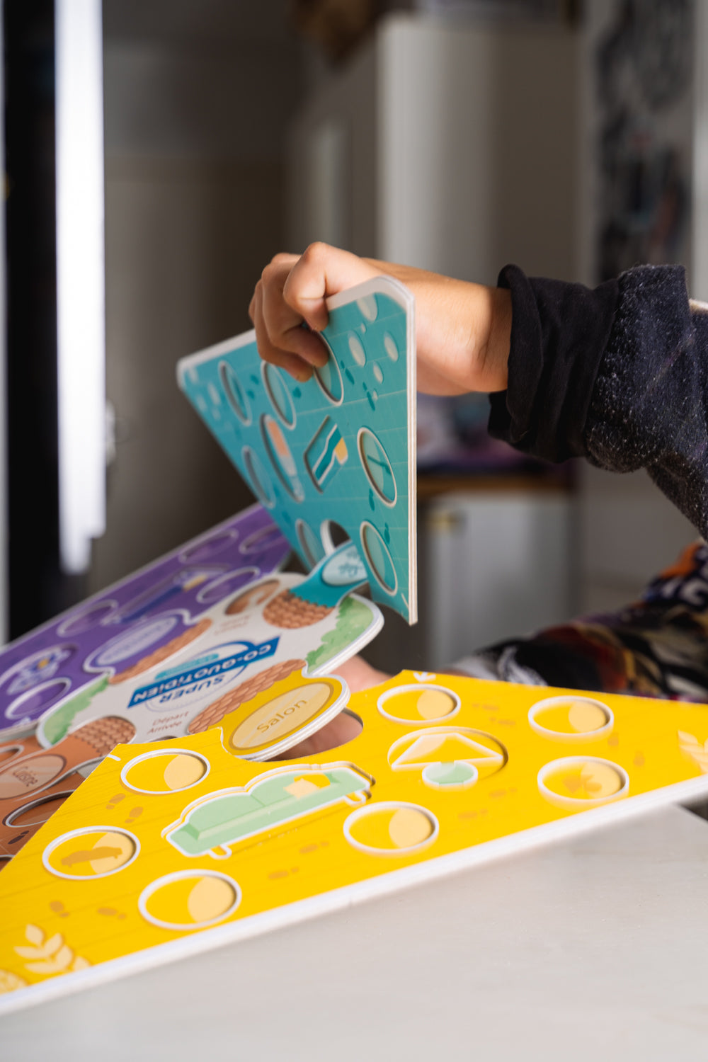 Orthophoniste utilisant Super Co-quotidien pour stimuler les compétences de communication et l’autonomie des enfants avec des troubles du langage. Jeu autisme. Développe l'autonomie. Jeu éducatif