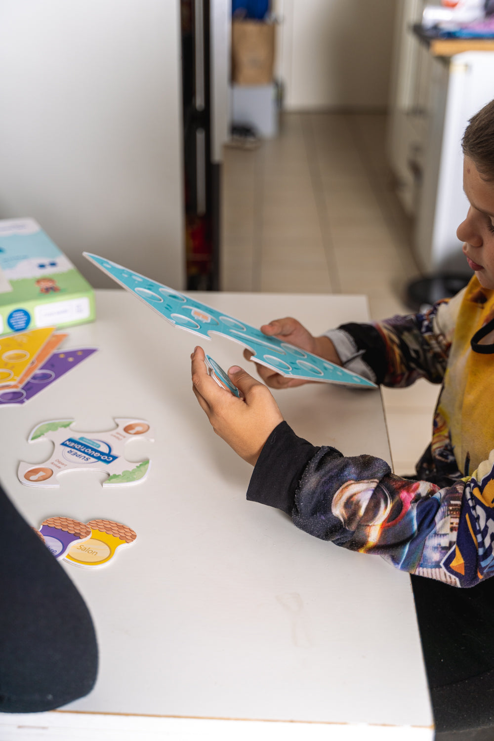 Enfant de 3 ans jouant avec un puzzle coloré, développant sa motricité fine et son autonomie à travers le jeu.