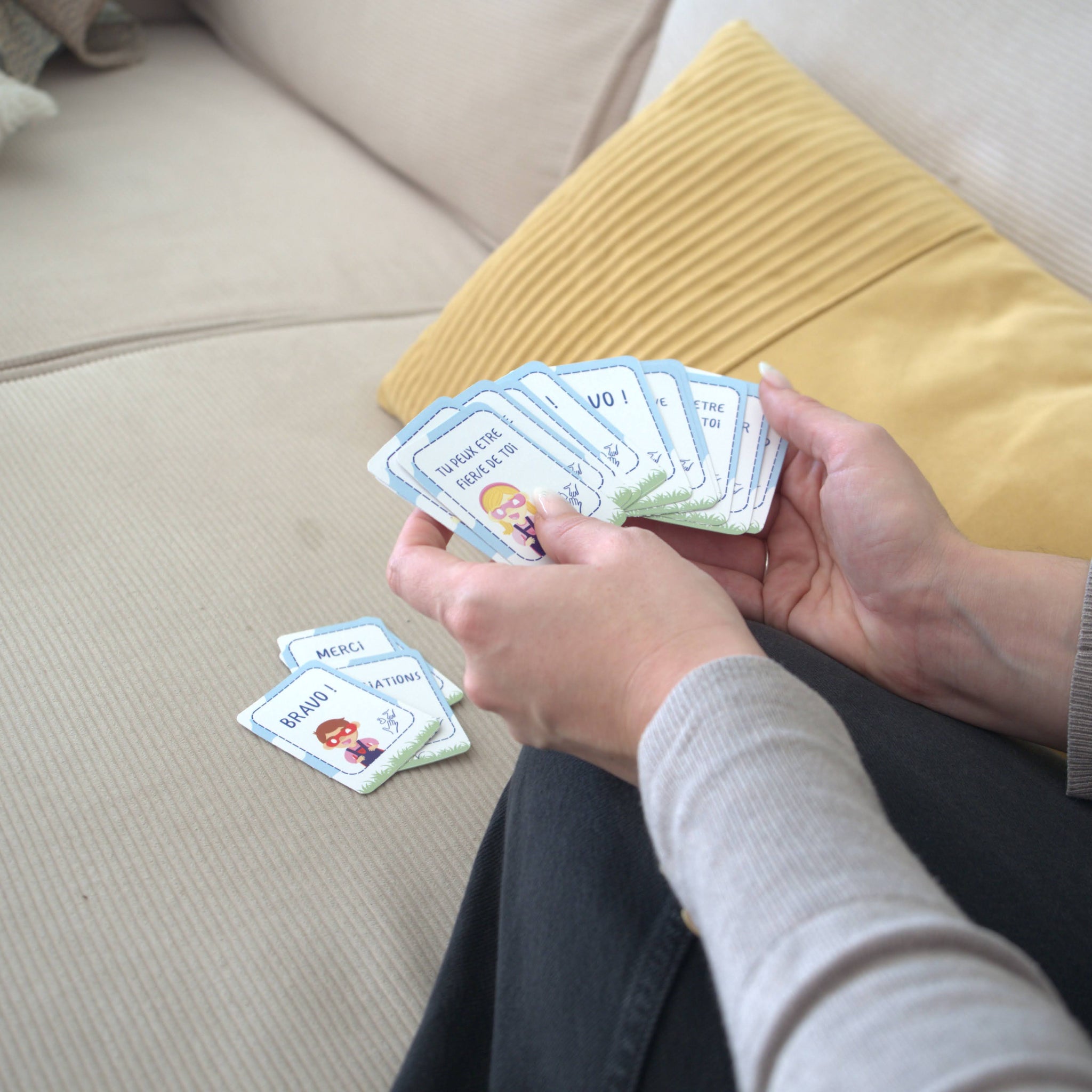 Enfants jouant avec Mini-quotidien École, Super Co-quotidien, Cartes Petit Héros et Tableau de routine magnétique, développant compétences cognitives, motrices et sociales selon leur âge.