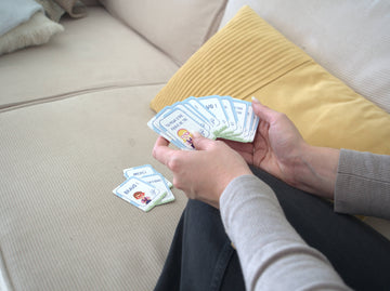 Enfants jouant avec Mini-quotidien École, Super Co-quotidien, Cartes Petit Héros et Tableau de routine magnétique, développant compétences cognitives, motrices et sociales selon leur âge.